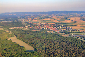 Vue de la ville le matin depuis l'est à Kandel dans le département Rhénanie-Palatinat, Allemagne vue d'en haut
