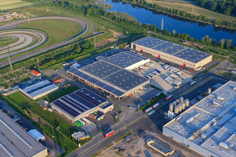 Vue aérienne de Salles du groupe NUSS à Wörth am Rhein dans le département Rhénanie-Palatinat, Allemagne