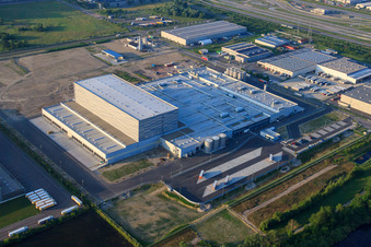 Chantier de la société Pfälzer Erfrischungsgetränke GmbH à Wörth am Rhein dans le département Rhénanie-Palatinat, Allemagne depuis l'avion