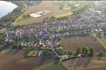 Vue aérienne de Vue de la ville depuis le sud à le quartier Leopoldshafen in Eggenstein-Leopoldshafen dans le département Bade-Wurtemberg, Allemagne