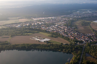 Quartier Leopoldshafen in Eggenstein-Leopoldshafen dans le département Bade-Wurtemberg, Allemagne du point de vue du drone