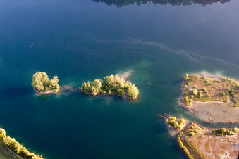 Vue aérienne de Île du lac sur le lac de la carrière de Streitköpfle à Linkenheim-Hochstetten dans le département Bade-Wurtemberg, Allemagne