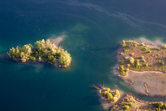 Vue aérienne de Île du lac sur le lac de la carrière de Streitköpfle à Linkenheim-Hochstetten dans le département Bade-Wurtemberg, Allemagne