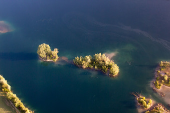 Photographie aérienne de Île du lac sur le lac de la carrière de Streitköpfle à Linkenheim-Hochstetten dans le département Bade-Wurtemberg, Allemagne