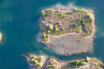 Vue oblique de Île du lac sur le lac de la carrière de Streitköpfle à Linkenheim-Hochstetten dans le département Bade-Wurtemberg, Allemagne