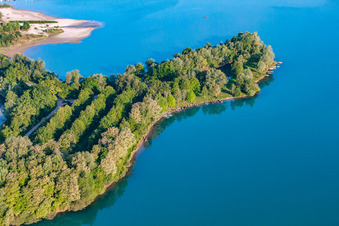 Vue aérienne de Bateaux de pêche et plage au lac de baignade de Giessen à le quartier Liedolsheim in Dettenheim dans le département Bade-Wurtemberg, Allemagne