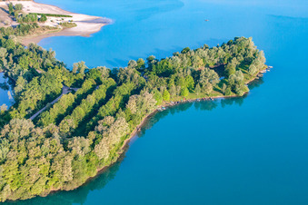 Vue aérienne de Bateaux de pêche et plage au lac de baignade de Giessen à le quartier Liedolsheim in Dettenheim dans le département Bade-Wurtemberg, Allemagne