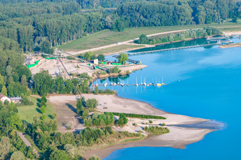 Vue aérienne de Voiliers, plage et Heidelberg Materials Mineralik au lac de la carrière de Giessen à le quartier Liedolsheim in Dettenheim dans le département Bade-Wurtemberg, Allemagne