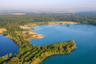 Vue aérienne de Maison de pêcheur, plage et Heidelberg Materials Mineralik au lac de la carrière de Giessen à le quartier Liedolsheim in Dettenheim dans le département Bade-Wurtemberg, Allemagne