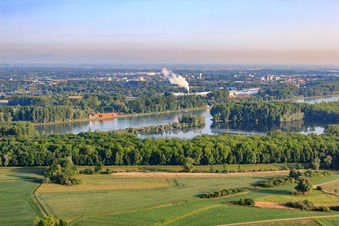 Vue aérienne de Vue depuis le Saalbachaltrhein vers le musée de la briqueterie sur le barrage du Rhin depuis l'est à Germersheim dans le département Rhénanie-Palatinat, Allemagne