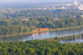 Vue aérienne de Vue depuis le Saalbachaltrhein vers le musée de la briqueterie sur le barrage du Rhin depuis l'est à Germersheim dans le département Rhénanie-Palatinat, Allemagne