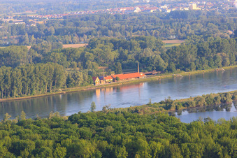 Photographie aérienne de Vue depuis le Saalbachaltrhein vers le musée de la briqueterie sur le barrage du Rhin depuis l'est à Germersheim dans le département Rhénanie-Palatinat, Allemagne