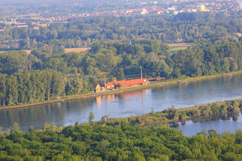 Vue oblique de Vue depuis le Saalbachaltrhein vers le musée de la briqueterie sur le barrage du Rhin depuis l'est à Germersheim dans le département Rhénanie-Palatinat, Allemagne
