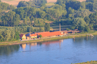 Vue depuis le Saalbachaltrhein vers le musée de la briqueterie sur le barrage du Rhin depuis l'est à Germersheim dans le département Rhénanie-Palatinat, Allemagne d'en haut