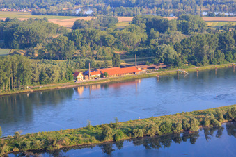 Vue depuis le Saalbachaltrhein vers le musée de la briqueterie sur le barrage du Rhin depuis l'est à Germersheim dans le département Rhénanie-Palatinat, Allemagne hors des airs