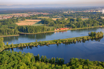 Vue depuis le Saalbachaltrhein vers le musée de la briqueterie sur le barrage du Rhin depuis l'est à Germersheim dans le département Rhénanie-Palatinat, Allemagne vue d'en haut
