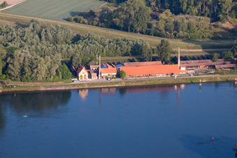 Vue oblique de Ensemble de bâtiments du musée Ziegeleimuseum Sondernheim sur les rives du Rhin à Germersheim dans le département Rhénanie-Palatinat, Allemagne