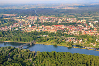 Vue aérienne de Pont ferroviaire sur le Rhin à Germersheim dans le département Rhénanie-Palatinat, Allemagne