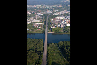 Vue aérienne de Rivière - Structure du pont de la B35 sur le Rhin à Germersheim dans le département Rhénanie-Palatinat, Allemagne