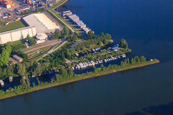 Vue aérienne de Port de plaisance sur le Rhin à Germersheim dans le département Rhénanie-Palatinat, Allemagne