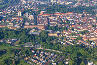 Vue aérienne de Vue sur la ville depuis le nord-est avec Fronte Diez, Fronte Beckers et Zeughaus à Germersheim dans le département Rhénanie-Palatinat, Allemagne