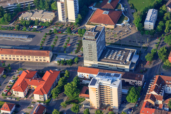 Vue aérienne de Immeuble de grande hauteur de la Sparkasse Südpfalz sur la Tournuser Platz à Germersheim dans le département Rhénanie-Palatinat, Allemagne