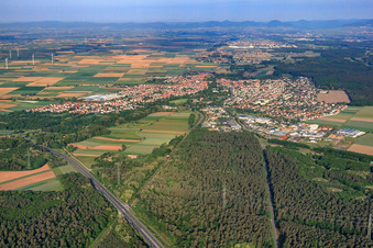 Vue aérienne de Vue d'ensemble de la ville depuis le nord-est à Bellheim dans le département Rhénanie-Palatinat, Allemagne