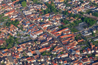 Vue aérienne de Mittlere Ortstraße depuis l'est à Rülzheim dans le département Rhénanie-Palatinat, Allemagne