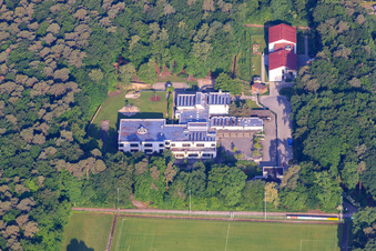 Vue aérienne de École axée sur les langues et l'éducation spécialisée, garderie « Rückenwind » à Rülzheim dans le département Rhénanie-Palatinat, Allemagne