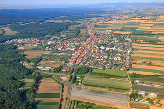 Vue d'ensemble de la ville depuis le nord-est à Kandel dans le département Rhénanie-Palatinat, Allemagne hors des airs