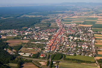 Photographie aérienne de Vue des longues rues du Rhin, du Main et de la Sarre à travers Kandel à Kandel dans le département Rhénanie-Palatinat, Allemagne