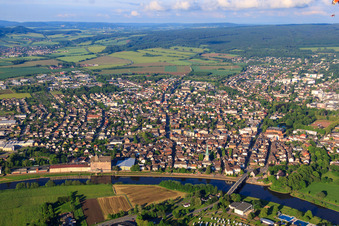 Vue aérienne de Vue sur la ville sur les rives de la Weser à Holzminden dans le département Basse-Saxe, Allemagne