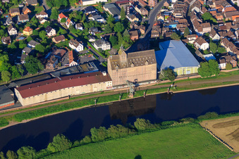 Vue aérienne de Bâtiment portuaire historique de RL Rieke GmbH & Co. KG sur Wallstraße sur les rives de la Weser à Holzminden dans le département Basse-Saxe, Allemagne