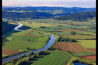 Vue aérienne de Cours de la Weser vers le nord à Holzminden dans le département Basse-Saxe, Allemagne