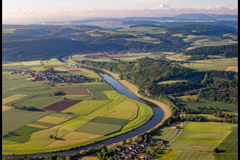 Vue aérienne de Cours de la Weser entre Forst et Heinsen à Heinsen dans le département Basse-Saxe, Allemagne