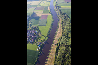 Vue aérienne de Les rives de la Weser à le quartier Grave in Brevörde dans le département Basse-Saxe, Allemagne