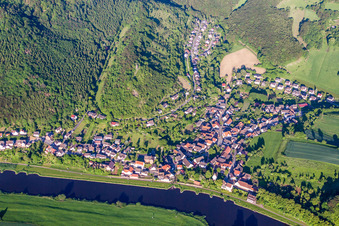 Vue aérienne de Quartier Rühle in Bodenwerder dans le département Basse-Saxe, Allemagne