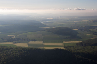 Vue aérienne de Centrale nucléaire Grohnde à distance à le quartier Grohnde in Emmerthal dans le département Basse-Saxe, Allemagne