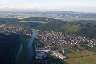 Vue aérienne de Les rives de la Weser à Bodenwerder dans le département Basse-Saxe, Allemagne