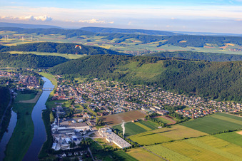 Vue aérienne de Vue de la ville sur les rives de la Weser depuis le sud à Bodenwerder dans le département Basse-Saxe, Allemagne