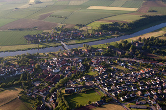 Vue aérienne de Les rives de la Weser dans le district de Daspe à Hehlen dans le département Basse-Saxe, Allemagne