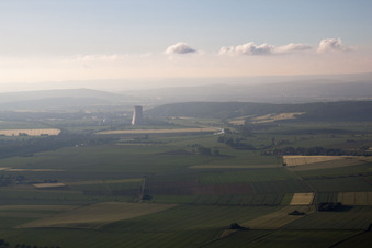 Photographie aérienne de Centrale nucléaire Grohnde à distance à le quartier Grohnde in Emmerthal dans le département Basse-Saxe, Allemagne