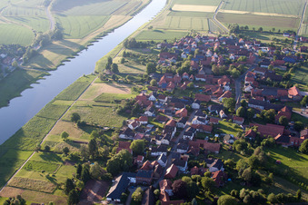 Vue aérienne de Les rives de la Weser à le quartier Hajen in Emmerthal dans le département Basse-Saxe, Allemagne
