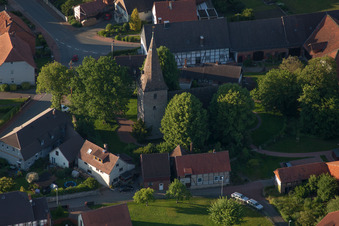 Vue aérienne de Bâtiment d'église au centre du village à le quartier Hajen in Emmerthal dans le département Basse-Saxe, Allemagne