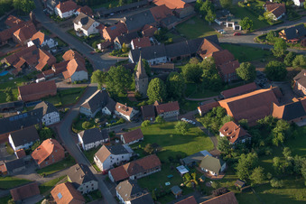 Vue aérienne de Bâtiment d'église au centre du village à le quartier Hajen in Emmerthal dans le département Basse-Saxe, Allemagne