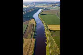 Vue aérienne de Cours de la Weser vers Grohnde avec des épis des deux côtés à le quartier Hajen in Emmerthal dans le département Basse-Saxe, Allemagne