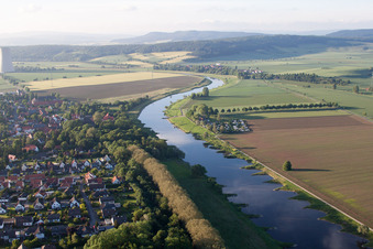 Vue aérienne de Camping Grohnder Fährhjaus à le quartier Hajen in Emmerthal dans le département Basse-Saxe, Allemagne