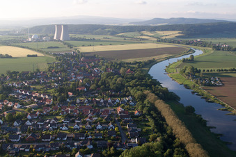 Photographie aérienne de Blocs réacteurs, structures de tour de refroidissement et installations de la centrale nucléaire - centrale nucléaire - centrale nucléaire Centrale nucléaire Grohnde sur la Weser à le quartier Grohnde in Emmerthal dans le département Basse-Saxe, Allemagne