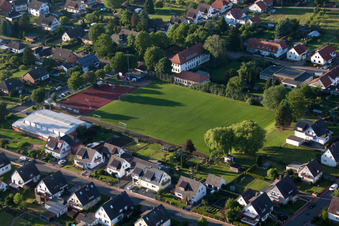 Vue aérienne de Salle de sport et terrain de sport à le quartier Grohnde in Emmerthal dans le département Basse-Saxe, Allemagne
