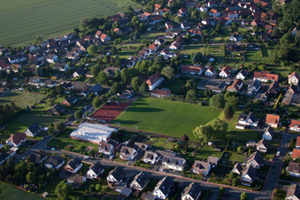 Vue aérienne de Salle de sport et terrain de sport à le quartier Grohnde in Emmerthal dans le département Basse-Saxe, Allemagne
